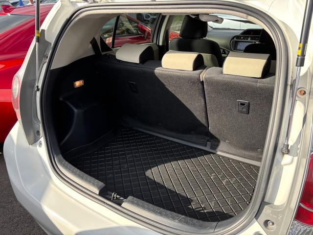 アクア Ｓ　フルセグナビ　バックカメラ　オートライト　オートエアコン　ドアバイザー　スマートキー　パワステ　ＣＤ　ＤＶＤ　Ｂｌｕｅｔｏｏｔｈ　ドライブレコーダー　ＥＴＣ　１５インチホイール（18枚目）