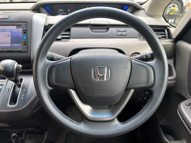 フリード Ｂ　１オーナー　バックカメラ　ＨＩＤヘッドライト　３列シート　ＥＴＣ　両側スライイドドア　ＡＢＳ　ＥＳＣ　スマートキー　プッシュスタート　Ｂｌｕｅｔｏｏｔｈ　ＤＶＤ　ＣＤ　純正ホイール＆アルミホイール付！（13枚目）