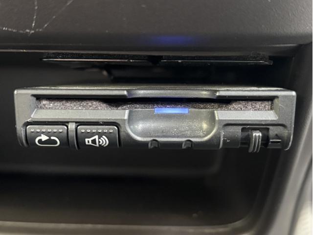 フリード Ｂ　１オーナー　バックカメラ　ＨＩＤヘッドライト　３列シート　ＥＴＣ　両側スライイドドア　ＡＢＳ　ＥＳＣ　スマートキー　プッシュスタート　Ｂｌｕｅｔｏｏｔｈ　ＤＶＤ　ＣＤ　純正ホイール＆アルミホイール付！（17枚目）