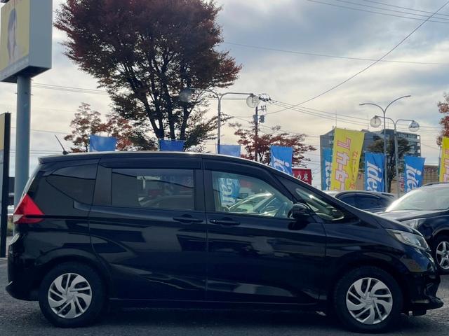 フリード Ｂ　１オーナー　バックカメラ　ＨＩＤヘッドライト　３列シート　ＥＴＣ　両側スライイドドア　ＡＢＳ　ＥＳＣ　スマートキー　プッシュスタート　Ｂｌｕｅｔｏｏｔｈ　ＤＶＤ　ＣＤ　純正ホイール＆アルミホイール付！（45枚目）