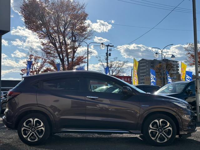 ヴェゼル ハイブリッドＺ・ホンダセンシング　１オーナー　ハーフレザー　フルセグナビ　シートヒーター　Ｂカメラ　ＬＥＤ　ＡＣＣ　オートライト　フォグランプ　ｉストップ　衝突軽減Ｂ　レーンキープ　ＤＶＤ　ドラレコ　ＥＴＣ　純正１７インチＡＷ（4枚目）