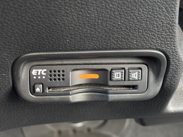 ヴェゼル ハイブリッドＺ・ホンダセンシング　１オーナー　ハーフレザー　フルセグナビ　シートヒーター　Ｂカメラ　ＬＥＤ　ＡＣＣ　オートライト　フォグランプ　ｉストップ　衝突軽減Ｂ　レーンキープ　ＤＶＤ　ドラレコ　ＥＴＣ　純正１７インチＡＷ（17枚目）