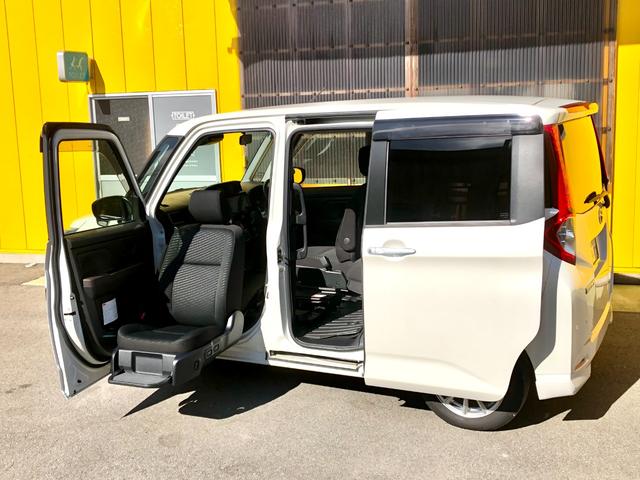 ルーミー Ｇ　４ＷＤ　ウェルキャブ車　福祉車両　助手席リフトアップシート車　クルーズコントロール　リモコン操作　９インチ純正ナビ　両側電動スライドドア　バックモニター　衝突被害軽減ブレーキ　レグノ　ＥＴＣ（3枚目）
