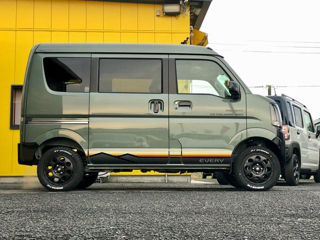 エブリイ Ｊリミテッド　Ｊリミテッド　リフトアップ　カスタム　ＰＬＵＳＬＩＮＥ　プラスライン　４ＷＤ　１４インチアルミホイール　純正ディスプレイオーディオ　バックカメラ　両側電動スライドドア　ターボ　Ｂｌｕｅｔｏｏｔｈ（3枚目）