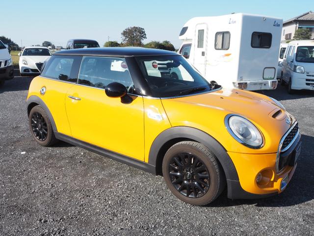 ＭＩＮＩ クーパーＳ　車検整備付　ナビ　インテリジェントキー　エンジンスタートスイッチ　オートマ　ツートンカラー（2枚目）