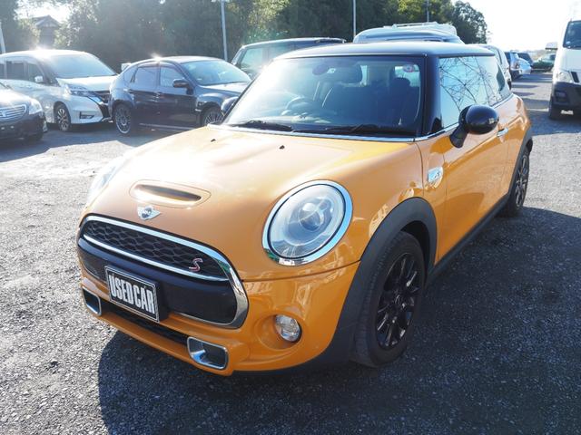 ＭＩＮＩ クーパーＳ　車検整備付　ナビ　インテリジェントキー　エンジンスタートスイッチ　オートマ　ツートンカラー（8枚目）