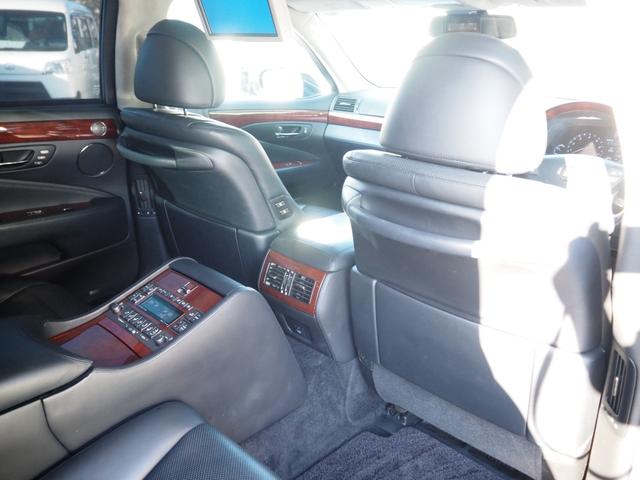 ＬＳ ＬＳ６００ｈＬ後席セパレートシートパッケージ　車検令和８年６月　ナビ　テレビ　サンルーフ　レザーシート　マークレビンソン　リア分割シート　４人乗り　プッシュスタート　ハイブリッド　フリップダウンモニター（22枚目）