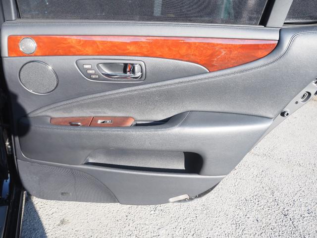 ＬＳ ＬＳ６００ｈＬ後席セパレートシートパッケージ　車検令和８年６月　ナビ　テレビ　サンルーフ　レザーシート　マークレビンソン　リア分割シート　４人乗り　プッシュスタート　ハイブリッド　フリップダウンモニター（29枚目）