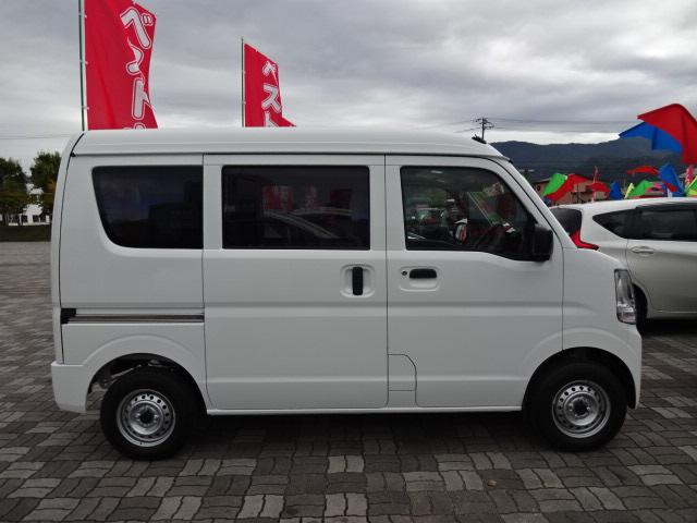 エブリイ ＰＡリミテッド　４ＷＤ切替式　ＣＶＴ　届出済未使用車　ブレーキサポート　誤発進抑制機能　横滑り防止装置　コーナーセンサー　純正ラジオ　両側スライドドア　ＵＳＢ電源タイプＡ・Ｃ　パワーウインドウ　キーレスキー（4枚目）