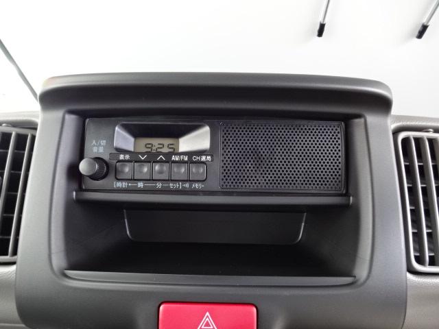 エブリイ ＰＡリミテッド　４ＷＤ切替式　ＣＶＴ　届出済未使用車　ブレーキサポート　誤発進抑制機能　横滑り防止装置　コーナーセンサー　純正ラジオ　両側スライドドア　ＵＳＢ電源タイプＡ・Ｃ　パワーウインドウ　キーレスキー（6枚目）