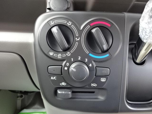 エブリイ ＰＡリミテッド　４ＷＤ切替式　ＣＶＴ　届出済未使用車　ブレーキサポート　誤発進抑制機能　横滑り防止装置　コーナーセンサー　純正ラジオ　両側スライドドア　ＵＳＢ電源タイプＡ・Ｃ　パワーウインドウ　キーレスキー（7枚目）