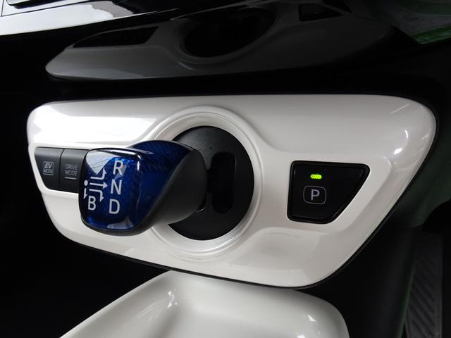 プリウス Ａ　ブレーキサポート　横滑り防止装置　車線逸脱警報装置　コーナーセンサー　純正ナビＴＶ　ｂｌｕｅｔｏｏｔｈ　バックカメラ　クルーズコントロール　オートハイビーム　ドアミラーヒーター　ＥＴＣ　スマートキー（7枚目）