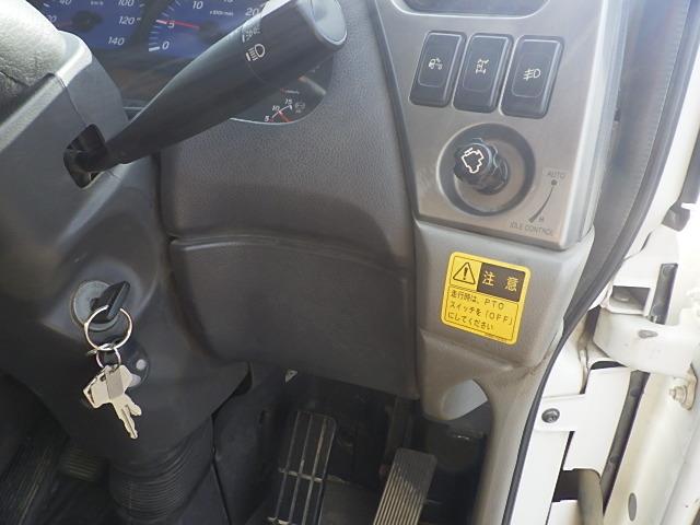 クオン 　ＵＤクオン　１０ｔ土砂ダンプ　極東開発工業　９．３ｔ積載　荷台寸Ｌ５１０×Ｗ２２０×Ｈ５０　ＭＴ７速（25枚目）