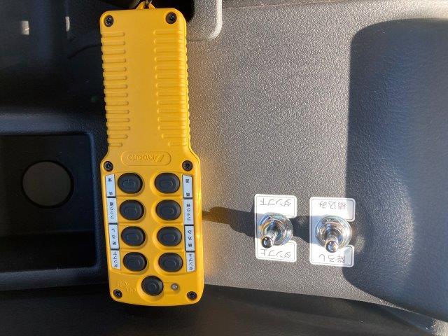 ファイター 　４ｔ脱着式コンテナ車　極東開発工業フックロール　バックモニター　ＥＴＣ　アームロール箱（瑞穂）　ボディ内寸：３６００×１９１０×１１７０ｍｍ８．０立米　メッキフロントバンパーコーナーパネルミラーカバー（52枚目）