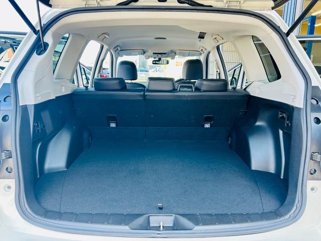 フォレスター S-リミテッド 4WD/アイサイト/SDナビTV/バックカメラ/パワーバックドア/シートヒーター/パワーシート/パドルシフト/スマートキー/HIDヘッドライト/フォグライト/ルーフレール/ETC/18AW(14枚目)