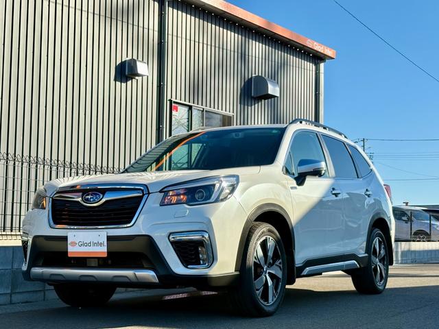 車体色はスバルの『クリスタルホワイトパール』というパール色です♪きれいなパール色で飽きの来ないカラーでもっとも人気のカラーになります！