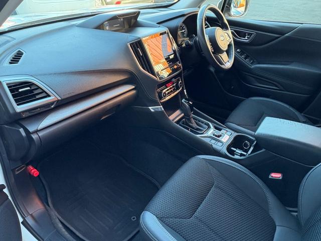 内装の状態は、シートやパネル等には目立つキズや汚れ等もなく、とても綺麗な状態です◎前オーナーの使用感や匂い等も少なく、気持ちよくお乗りいただけます！車内をご自身のお好みの仕様にしてお楽しみ下さい！