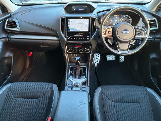 クリーニング専門スタッフが展示車の外装の磨き、内装のクリーニングをしています！納車前には改めて時間をかけてしっかりと外装・内装の仕上げを行いますので、気持ち良く納車を迎えていただけます！！