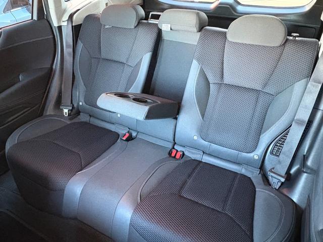内装は黒を基調とし、落ち着いた配色になっています！リアシートにもアームレストが付いておりますので、後ろに乗られる方もゆったりとくつろぐながらお乗りいただけます！スペースもしっかりと確保されております！