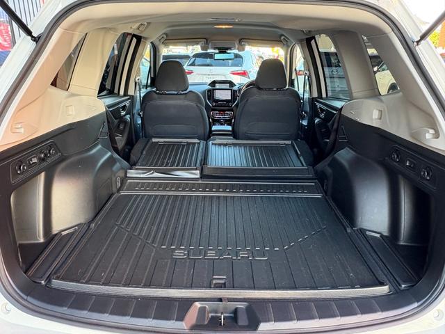 室内長２１００ｍｍ、室内幅１５４５ｍｍ、室内高１２７０ｍｍのスペースがあります！長さや幅のあるものも積みやすいです！リアシートを前方へ倒すと荷室が最大スペース！フラットなので積み下ろしもしやすいです！