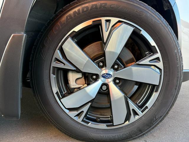 純正の１８インチアルミホイールを履いております！ベースグレードは基本１７インチですが、上級グレードだと１８インチアルミホイールになります！ＳＵＶにマッチするデザインでかっこいいです！