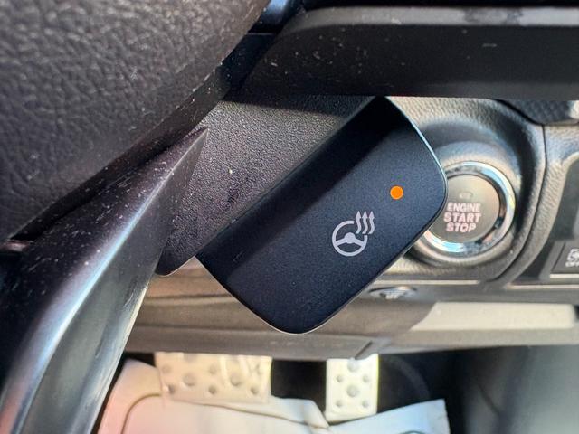 ステアリングヒーターとシートヒーターが装備されております！寒い地域や雪山などにお出かけの際も、ぽかぽかな快適車内空間でドライブが出来ますね♪