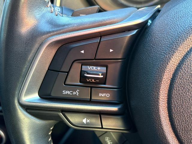 ステアリングの左側にはオーディオ操作ができるステアリングスイッチが備わっております！ステアリングから手を放さずにオーディオ操作を行うことが出来ます！