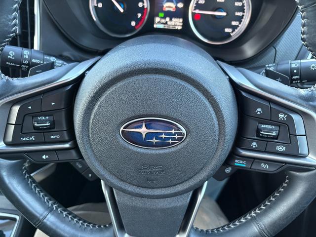 便利なパドルシフト付き！マニュアルのようなスポーティーな走りを再現できます！また、長い坂道などのエンジンブレーキをかけれるなど、安全性もアップする装備です！ステアリングに便利なスイッチが多数あります！