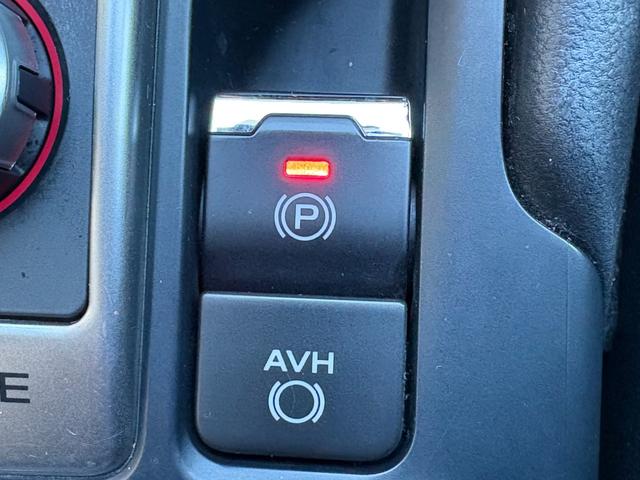 電子パーキングブレーキを搭載！オートブレーキホールド機能を使えば、停車時に自動でパーキングブレーキが作動し、Ｄシフトに入れば自動でブレーキ解除となる優れたオプションです。