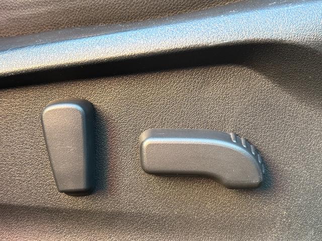 運転席、助手席はパワーシートが装備されております。シートポジションをスイッチ操作一つで簡単に調整が可能。またシートメモリー機能もありますのでお好みの位置を設定し、ボタン操作で自動調整が可能です。