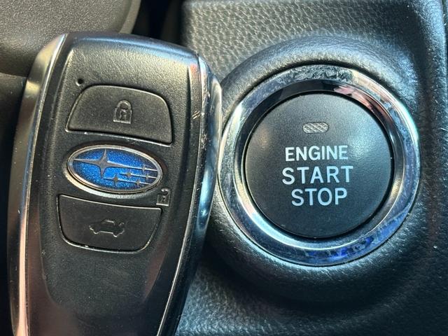 プッシュスタート式のエンジン始動方式になります。コンパクトなスマートキーですのでバックやポケットに入れておくだけでエンジン始動が可能。取り出したりしなくて済むのでキーをなくすこともなくなりますね♪