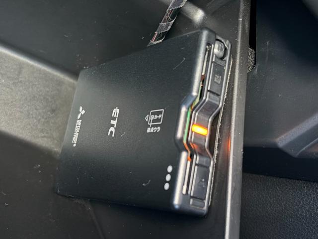 ＥＴＣ車載器が装備されております！！高速道路（有料道路）でスムーズに乗り降りが可能です！！長期休暇で旅行に行く際などに大活躍です！！利用料金が割引になることもあるので、お財布に優しいオプションです！