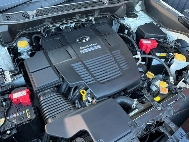 当店では入庫後、内外装だけではなくエンジンルームの点検も行っております！基本的な油脂類やベルト類のチェックなどを細かく行っております！納車前には自社整備工場にて点検整備を行いますのでご安心ください！