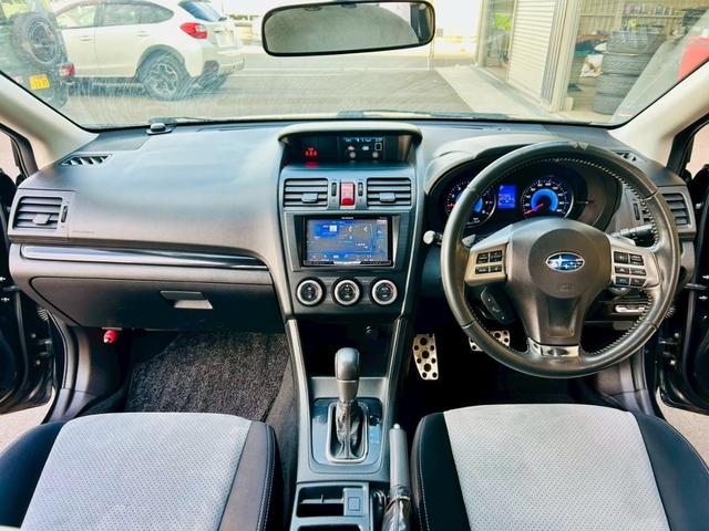 クリーニング専門スタッフが展示車の外装の磨き、内装のクリーニングをしています！納車前には改めて時間をかけてしっかりと外装・内装の仕上げを行いますので、気持ち良く納車を迎えていただけます！！