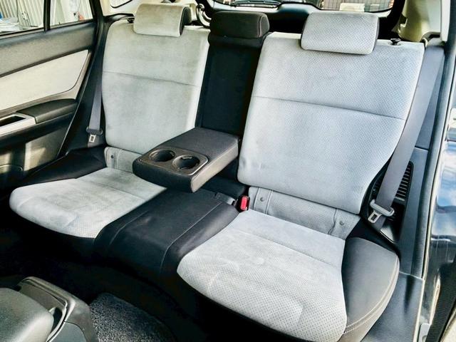 内装は黒を基調とし、落ち着いた配色になっています！リアシートにもアームレストが付いておりますので、後ろに乗られる方もゆったりとくつろぐながらお乗りいただけます！スペースもしっかりと確保されております！