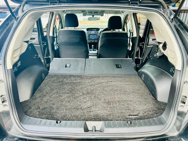 室内長２００５ｍｍ、室内幅１４９０ｍｍ、室内高１２０５ｍｍのスペースがあります！長さや幅のあるものも積みやすいです！リアシートを前方へ倒すと荷室が最大スペース！フラットなので積み下ろしもしやすいです！