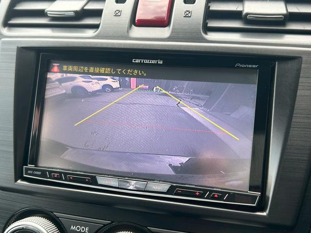 リアにはバックカメラが取り付けられております！シフトレバーをＲに入れるだけで、後方の映像がナビに映し出されます！狭い駐車場や夜間など様々な場面で活躍してくれる機能の一つです！