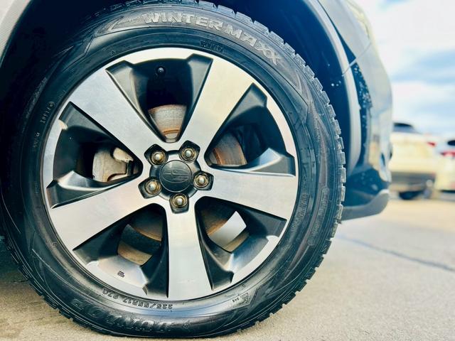 純正の１７インチアルミホイールを履いております！タイヤサイズは２２５／５５／１７になります！ガソリンのＸＶとは違うハイブリッド専用デザインでＳＵＶに似合うかっこいいデザインのアルミホイールです！