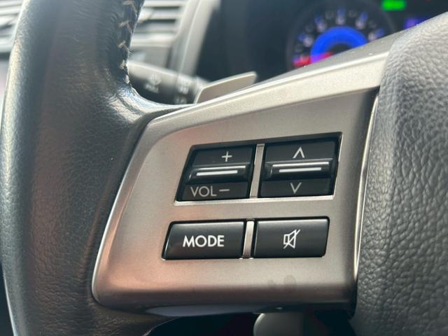 ステアリングの左側にはオーディオ操作ができるステアリングスイッチが備わっております！ステアリングから手を放さずにオーディオ操作を行うことが出来ます！