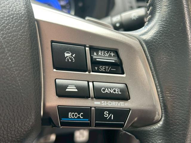 ステアリングにはレーダークルーズコントロールのスイッチが装備されております！高速道路走行時にはご使用される方も多く、ロングドライブをアシストしてくれる便利な装備です！