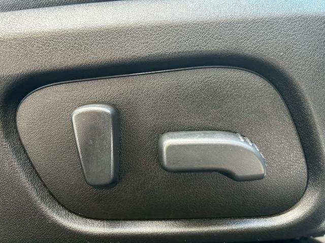 運転席と助手席の両方ともパワーシートが装備されております！シートポジションをスイッチ操作一つで簡単に調整が可能です！電動のパワーシートですと、細かい微調整がしやすいところが人気のポイントです！