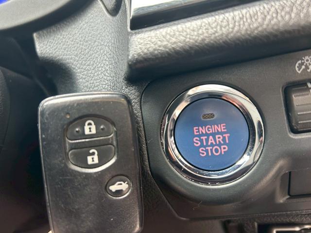 プッシュスタート式のエンジン始動方式になります！コンパクトなスマートキーですのでバックやポケットに入れておくだけでエンジン始動が可能！取り出したりしなくて済むのでキーをなくすこともなくなります！