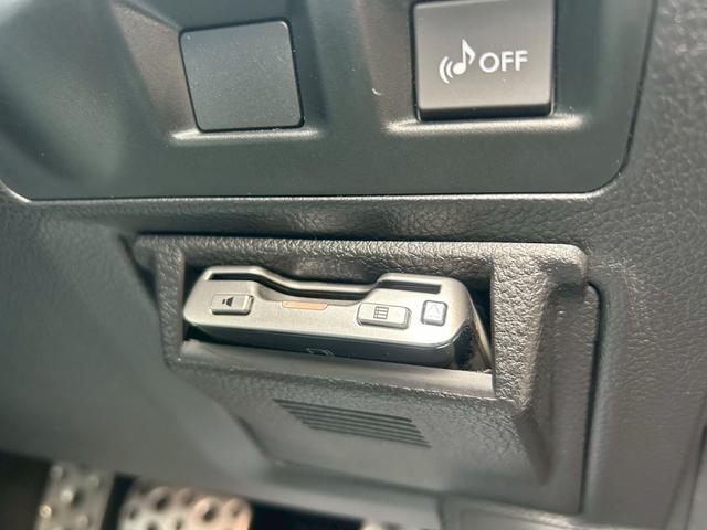 ＥＴＣ車載器が装備されております！！高速道路（有料道路）でスムーズに乗り降りが可能です！！長期休暇で旅行に行く際などに大活躍です！！利用料金が割引になることもあるので、お財布に優しいオプションです！