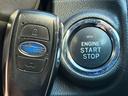プッシュスタート式のエンジン始動方式になります。コンパクトなスマートキーですのでバックやポケットに入れておくだけでエンジン始動が可能。取り出したりしなくて済むのでキーをなくすこともなくなりますね♪