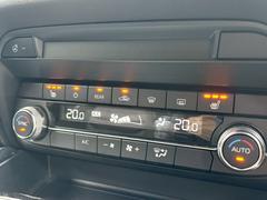運転席、助手席にはシートヒーターが装備されております！スイッチを入れると座面が温かくなり、三段階で温かさを調整できます！ステアリングを温めるヒーターのスイッチもあります！快適にドライブが出来ます！ 7