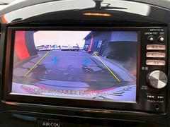 リアにはバックカメラが取り付けられております！シフトレバーをＲに入れるだけで、後方の映像がナビに映し出されます！狭い駐車場や夜間など様々な場面で活躍してくれる機能の一つです！ 6