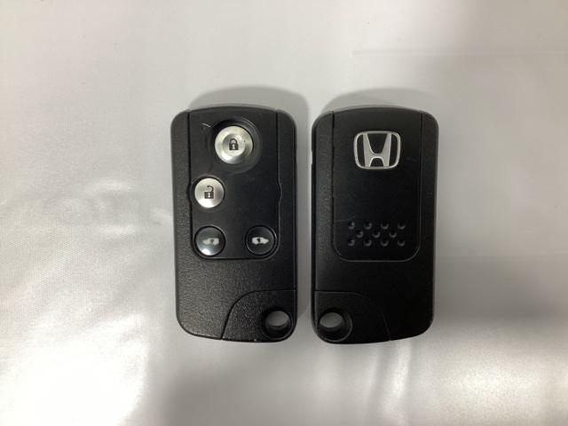 フリードハイブリッド ジャストセレクション　光触媒抗菌消臭施工済　ナビテレビ　セキュリティー　横滑り防止機能　オートクルーズ　地デジ　エアバック　ウォークスルー　ＤＶＤ再生可能　キーレスエントリー　ＰＳ　ＥＴＣ　３列　フルオートエアコン　ＡＢＳ（13枚目）