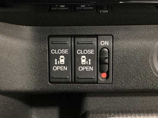 ステップワゴンスパーダ スパーダホンダセンシング 光触媒抗菌消臭施工済 盗難防止 助手席エアバッグ Wパワスラ リアオートエアコン 地デジ LEDライト 横滑り防止システム オートエアコン リアカメラ ドライブレコーダー装着車 USB ナビ&TV(15枚目)