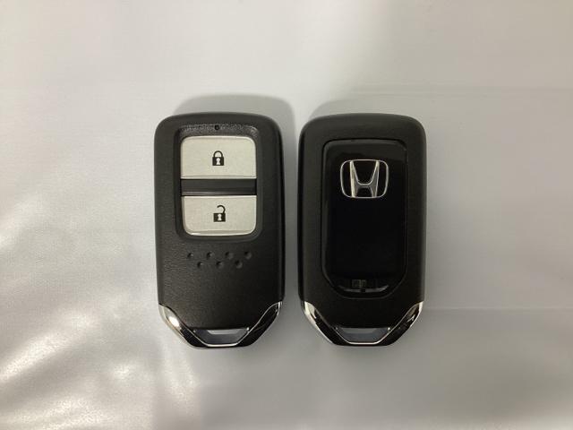 フィット ホーム ワンオーナー 光触媒抗菌消臭施工済 衝突軽減ブレーキ リアカメ LEDライト オートライト クリアランスソナー フルセグTV エアバッグ iストップ スマ-トキ- 盗難防止装置 ETC車載器 DVD(13枚目)