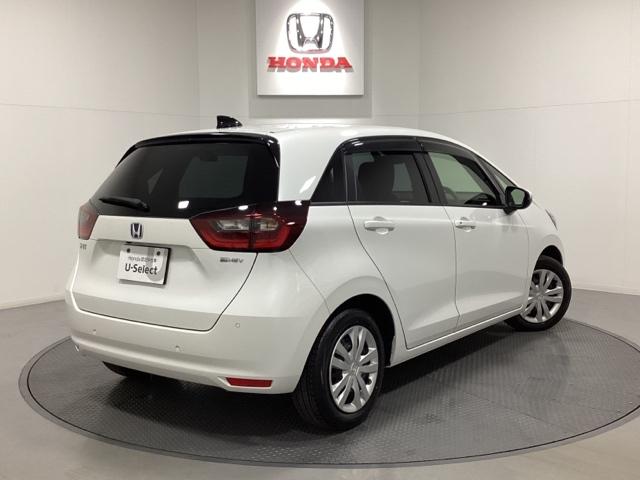 フィット ｅ：ＨＥＶホーム　中古スタッドレスタイヤ、純正メモリーナビ、ドライブレコーダー前後装着＋ＥＴＣ付　当社デモカー　前後誤発進抑制機能　クリソナ　助手席エアバッグ　運転席エアバッグ　１オナ　アイドリングストップ　ＵＳＢ接続（5枚目）